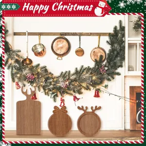 Planche a decouper en bois de Noel et plateau de service detail dans une cuisine de fete