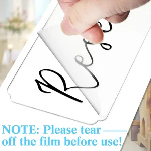 Detalle de cartel de acrílico transparente para silla de boda con película protectora