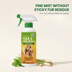 Vista detallada del frasco de spray antipulgas botánico con ingredientes y hierbas frescas.