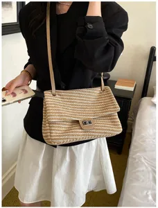 Bolso de hombro de paja rayas chic con cierre metal, bolsa veraniega versátil de uso diario.