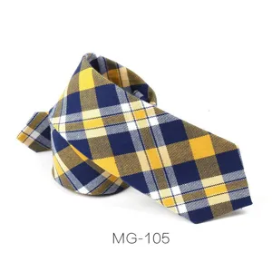 Detalle de corbata a cuadros azul y amarilla clásica, textura de tela premium para hombre.