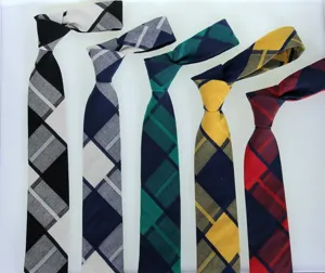Primer plano detallado de cinco corbatas de algodón coloridas con elegantes diseños de cuadros.