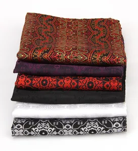 Primer plano detalle de pañuelo de bolsillo para traje de hombre con patrón jacquard.