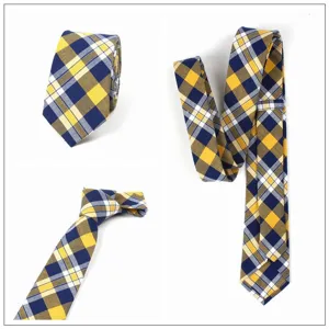 Vista detallada de la corbata estrecha de cuadros azules y amarillos, ideal para negocios y ocio.