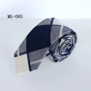 Vista detallada de corbata estrecha de algodón para hombre con cuadros en azul marino y beige claro.