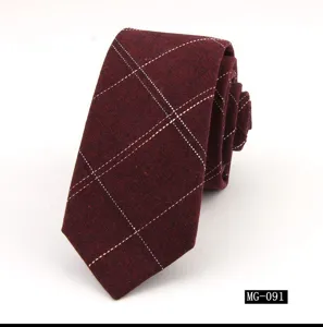 Primer plano de corbata estrecha de algodón a cuadros burdeos, accesorio de traje elegante.