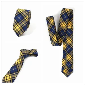 Primer plano de la corbata de cuadros azul y amarillo mostrando la textura, nudo y pliegue.