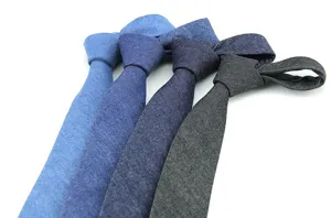 Primer plano de los detalles de la corbata vaquera estrecha para hombre, textura fina.
