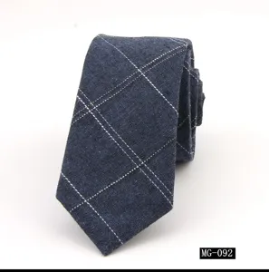 Vista detallada de la corbata estrecha de algodón a cuadros azul marino para hombres elegantes.