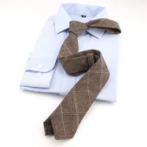 Camisa de vestir azul claro para hombre combinada con corbata estrecha de algodon a cuadros.