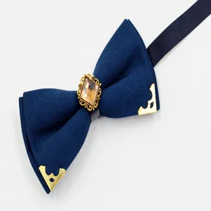Élégant nœud papillon bleu avec centre en strass vintage et coins dorés pour mariage.