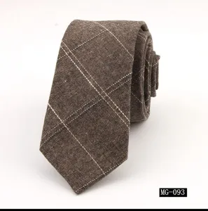 Corbata estrecha de algodón a cuadros marrones para hombre detalle, estilo casual elegante.