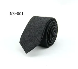Primer plano detallado de la corbata de mezclilla gris oscura con textura enrollada.
