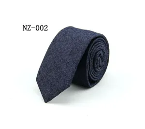 Vista detallada de una corbata estrecha de mezclilla azul oscuro para hombre, textura.