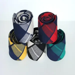 Vista detallada de corbatas de algodón a cuadros clásicos para hombres, estilo elegante.