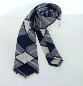 Vista detallada de la corbata de algodón a cuadros azules y blancos con textura de tela.