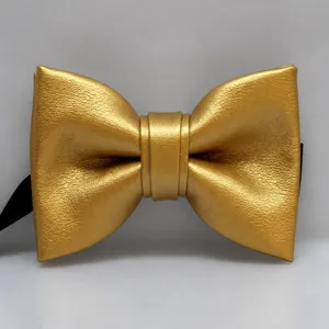 Gedetailleerd overzicht van een gouden PU-lederen vlinderdas voor heren met fijne textuur en afwerking.