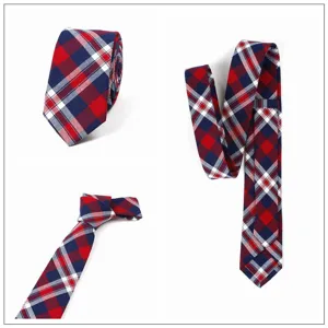 Corbata de hombre estrecha con cuadros rojos, azules y blancos, tartán clásico para negocios y ocio.