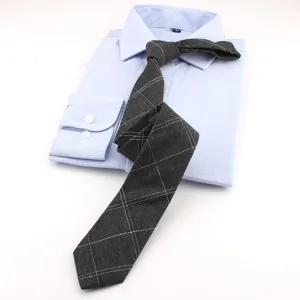 Corbata slim clásica de algodón a cuadros grises para hombre, accesorio elegante.