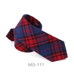 Primer plano detallado de la corbata estrecha a cuadros rojos y azules de estilo británico.