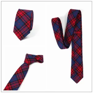 Vista detallada de corbata estrecha de cuadros rojos y azules para hombre con detalles de nudo