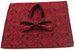 Détail de nœud papillon et pochette à motif cachemire rouge et noir, style formel.