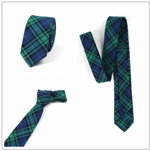 Corbata de hombre slim con clásico estampado de cuadros azules y verdes para oficina.