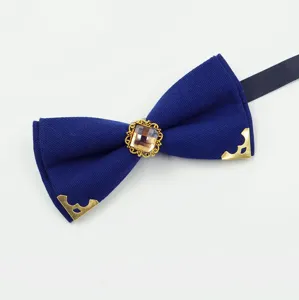 Classique nœud papillon bleu marine pour homme avec pierre dorée et coins métalliques.
