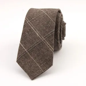 Corbata de algodon a cuadros marron para hombre vista principal elegante para fiesta.