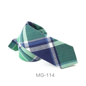 Corbata de hombre estrecha a cuadros verde y azul con diseño de espiga para negocios y ocio.