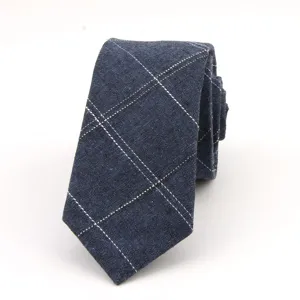 Elegante corbata fina de algodón a cuadros azules para hombre vista enrollada para fiesta