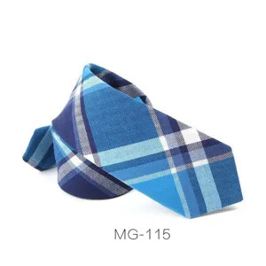 Detalle de corbata fina de cuadros azules para hombre, estilo británico de algodón elegante.