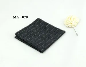 Herren dunkelgraues gestreiftes Einstecktuch mit weißer Blumen-Brosche, eleganter Anzug-Accessoire.