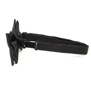 Noeud papillon noir classique homme vue de detail, sangle elastique reglable boucle.