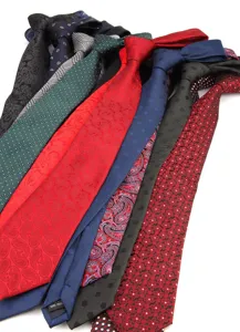 Vista detallada de corbatas para hombre surtidas con patrones clásicos de cachemira y flores.