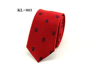 Vista detallada de corbata estrecha roja para hombre con motivo jacquard de calavera.