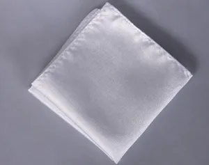 Primer plano detallado de pañuelo de bolsillo blanco con rayas finas para traje.