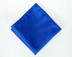 Vista detallada del pañuelo de bolsillo azul real con finas rayas para hombre elegante.