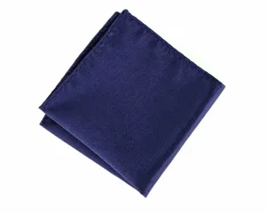 Primer plano detallado de la textura de tela del pañuelo de bolsillo azul marino.