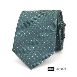 Vista detallada de una corbata verde para hombre de 8cm con patrón de cuadros y lunares blancos.