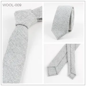 Corbata estrecha de lana con espiga gris hombre detalle, traje negocios elegante accesorio.
