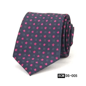 Corbata clásica de hombre de 8cm con patrón floral rosa, elegante accesorio formal para bodas.