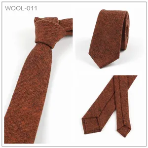 Corbata estrecha de lana marrón para hombre vista detallada, tejido tweed elegante.