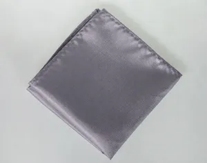 Vista detallada de un pañuelo de bolsillo gris claro de rayas finas, tela elegante.