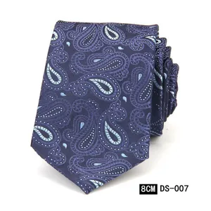 Vista detallada de corbata azul oscura con diseño paisley, 8cm de ancho con patrón clásico.