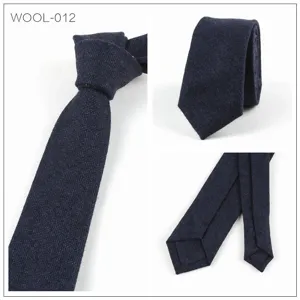 Vista detallada de corbata estrecha de lana azul oscuro, ideal para estilo formal y negocios.