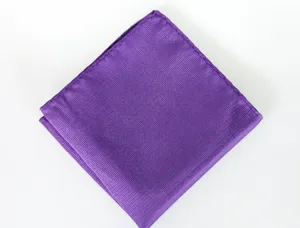 Elegante pañuelo de bolsillo morado claro con rayas finas para hombre, vista de detalle.