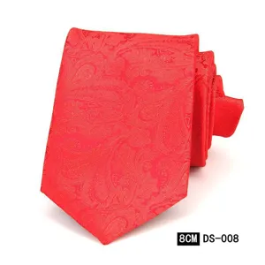 Detalle de la corbata roja con estampado paisley jacquard, 8 cm de ancho para hombres.