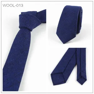 Vista detallada de la corbata estrecha de lana azul oscura con textura fina y elegante.