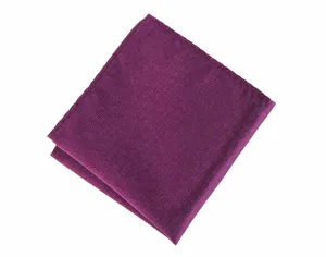 Detalle de pañuelo de bolsillo acanalado morado oscuro, tela texturizada elegante para traje.